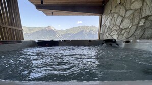 Un jacuzzi con vistas a las montañas.