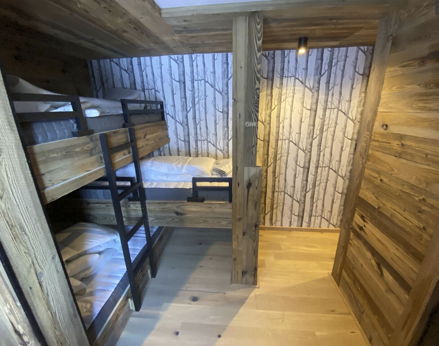 8 slaapkamers, een strijkplank/strijkijzer, wifi, beddengoed