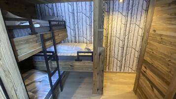8 slaapkamers, een strijkplank/strijkijzer, wifi, beddengoed