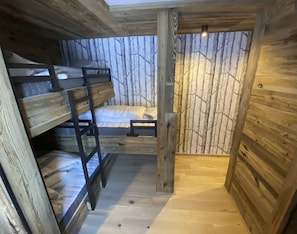 8 bedrooms, iron/ironing board, WiFi, bed sheets
