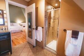 淋浴设施、吹风机、毛巾、肥皂