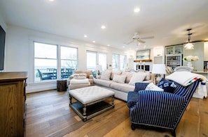 Smart TV, fireplace