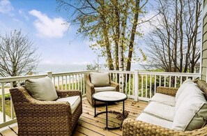 Property grounds - 20% OFF JANUARY THROUGH MARCH STAYS; SPECTACULAR LAKE FRONT VIEWS (South Haven)