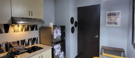 Fridge, microwave, stovetop, cookware/dishes/utensils