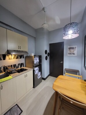 Fridge, microwave, stovetop, cookware/dishes/utensils - One Bedroom Suite near NAIA Airport cozy  Couple (Parañaque)