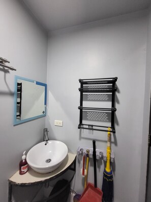 Serviettes fournies, papier toilette