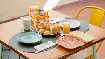 Tägliches inbegriffenes kontinentales Frühstück