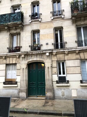 Exterior detail - Charm'appart, 42 m2, Typique Immeuble 19eme ,1er Étage , Calme, Métro Plaisance (Paris)
