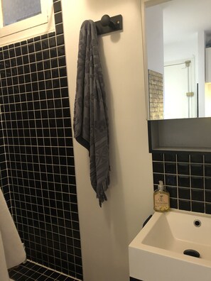 Shower, hair dryer, towels, soap - Charm'appart, 42 m2, Typique Immeuble 19eme ,1er Étage , Calme, Métro Plaisance (Paris)