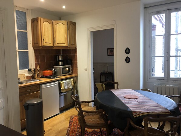 Fridge, microwave, oven, dishwasher - Charm'appart, 42 m2, Typique Immeuble 19eme ,1er Étage , Calme, Métro Plaisance (Paris)