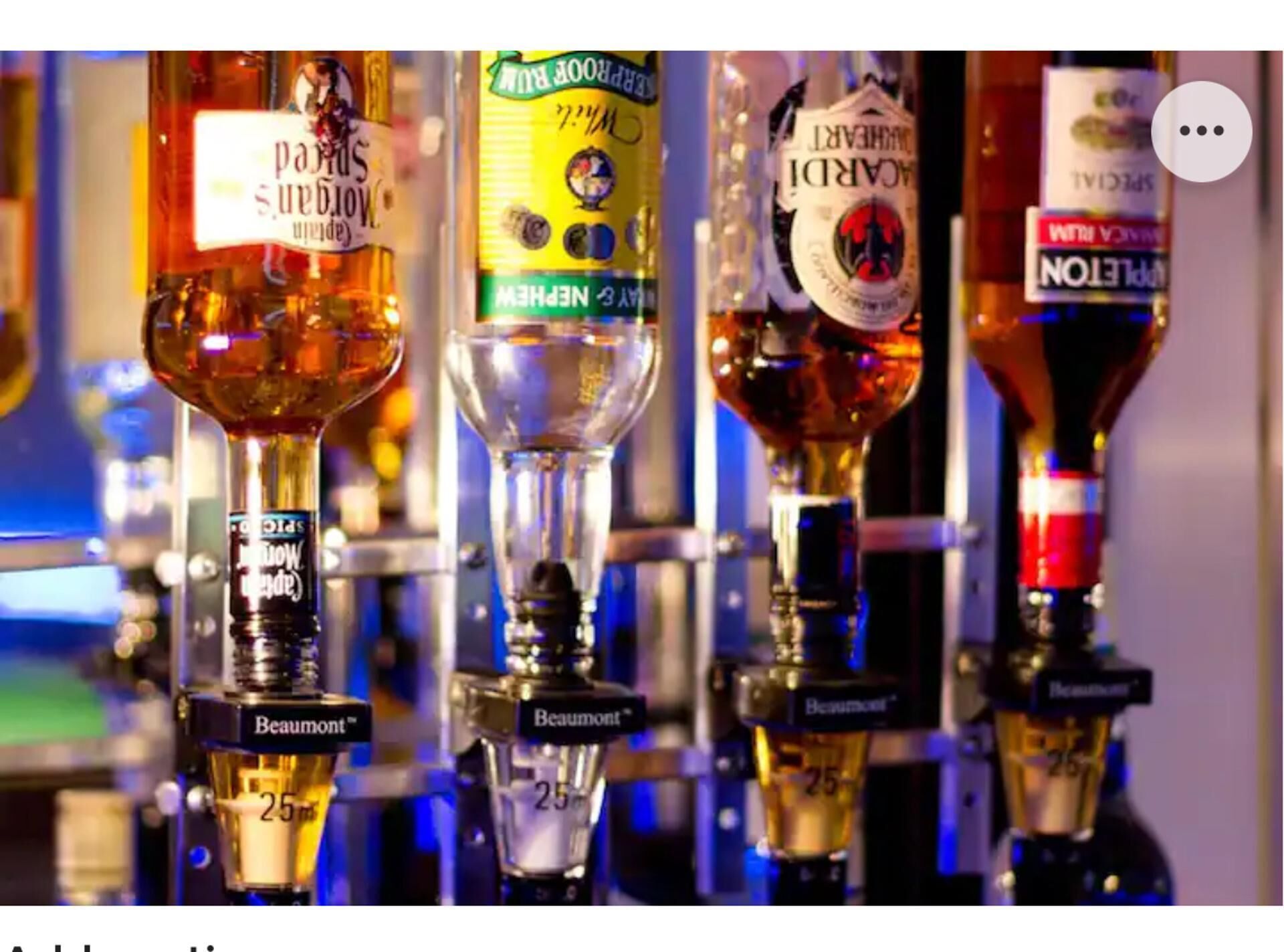 Una barra con varias botellas de alcohol, incluyendo marcas como 'Beaumont' y 'Caviar'.