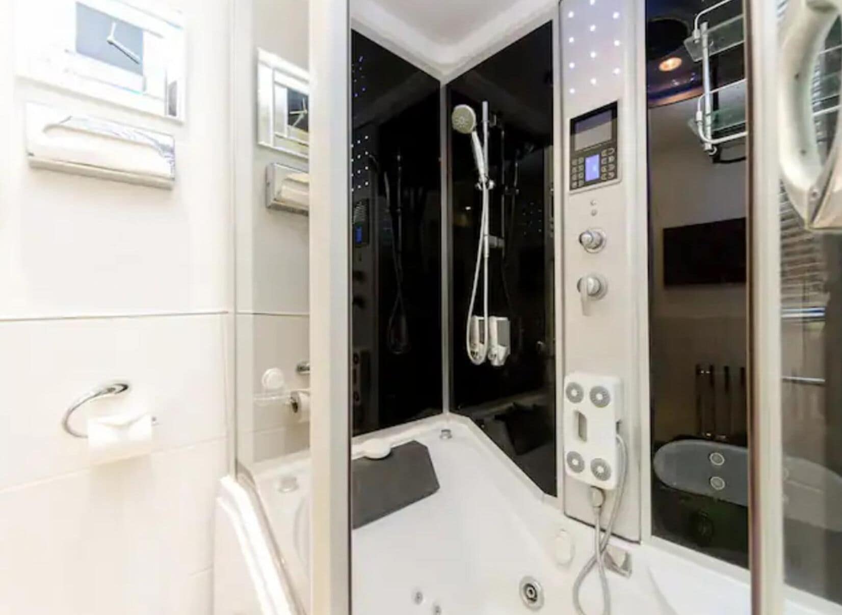 Apartment | Bathroom | Combined shower/bathtub, deep-soaking bathtub, hair dryer, towels