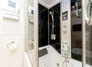 Departamento | Baño | Tina con regadera, tina profunda, secadora de cabello, toallas 