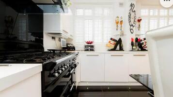 Apartment | Private kitchen | Fridge, microwave, oven, stovetop