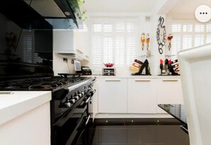 Appartement | Cuisine privée | Réfrigérateur, micro-ondes, four, plaque de cuisson