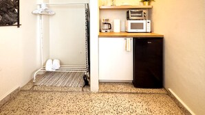Una cocina compacta equipada con microondas, tostadora y cafetera.