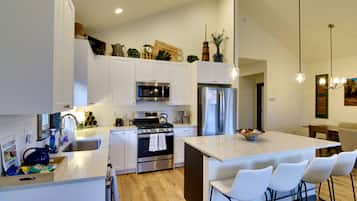 Jääkaappi, mikroaaltouuni, uuni, liesi