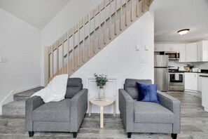 Smart-TV, Kamin, Tischfußball, Bücher