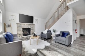 Smart-TV, Kamin, Tischfußball, Bücher