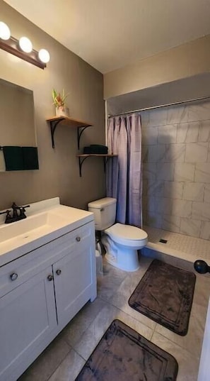 Shower, hair dryer, towels, soap - Alluring 2bd/2ba in East Orlando. (Orlando)