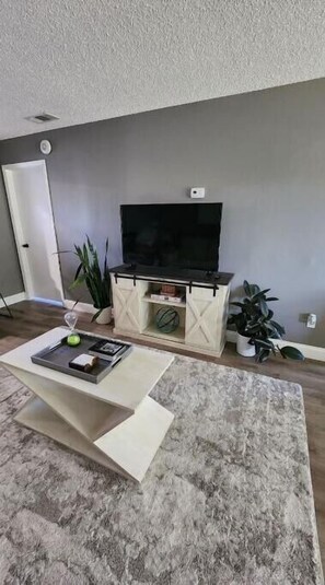 Interior - Alluring 2bd/2ba in East Orlando. (Orlando)