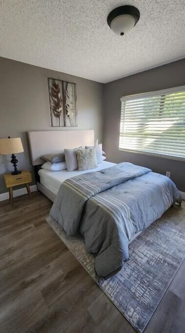 2 bedrooms, desk, iron/ironing board, WiFi - Alluring 2bd/2ba in East Orlando. (Orlando)