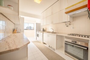 Een koelkast, een microgolfoven, een oven, een vaatwasser