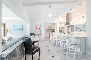 ファミリー ヴィラ | 専用キッチン | 大型冷蔵庫、電子レンジ、オーブン、コンロ