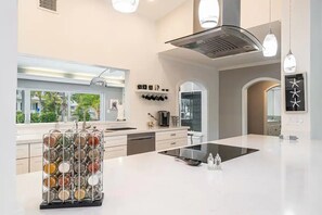 Villa familiar | Cocina privada | Refrigerador con congelador, microondas, horno y parrilla de estufa 