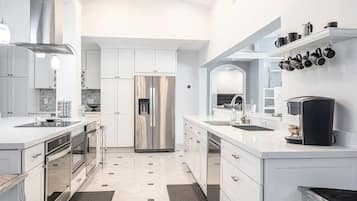 Family Villa | Private kitchen | Full-sized fridge, microwave, oven, stovetop
