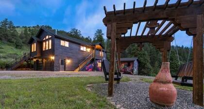 Luxury Cabin + Visionary Art w/Hot Tub on 13 Acres