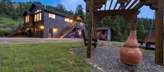 Luxury Cabin + Visionary Art w/Hot Tub on 13 Acres