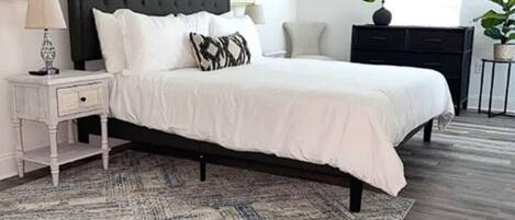 3 chambres, bureau, fer et planche à repasser, lit de bébé portatif