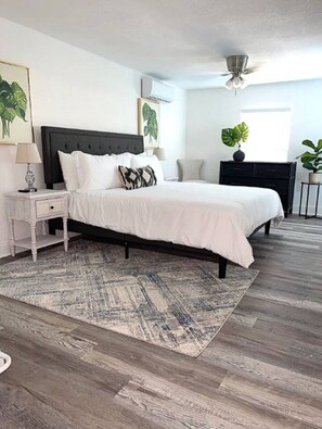 3 slaapkamers, een bureau, een strijkplank/strijkijzer, reisbedje