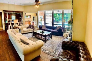 Smart TV, chimenea, videojuegos y libros 
