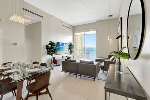 Smart TV, table football, ping pong - Brickell Oasis:5BR, Free Parking, Pool, Gym & More (Miami)