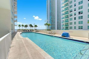 A heated pool - Brickell Oasis:5BR, Free Parking, Pool, Gym & More (Miami)