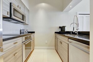 Frigorífic, microones, forn i placa de cuina 