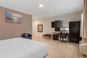 Quarto, 1 cama King, chuveiro com barras de apoio, para não fumantes (Balcony) | Roupas de cama premium, edredons de pluma, camas com colchões pillow-top