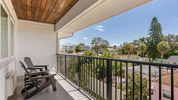 Habitación, 1 cama King size, regadera para personas con discapacidad, para no fumadores (Balcony) | Ropa de cama de alta calidad, edredón y camas con pillow-top