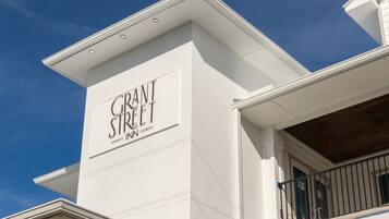 Rakennuksessa on kyltti, jossa lukee: ”Grant Street Inn”.