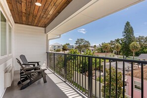 Room, 1 King Bed, Roll-in Shower, Non Smoking (Balcony) | Premium bedding, down duvets, pillow-top beds, desk - Grant Street Inn, an Ascend Collection Hotel (Dunedin)