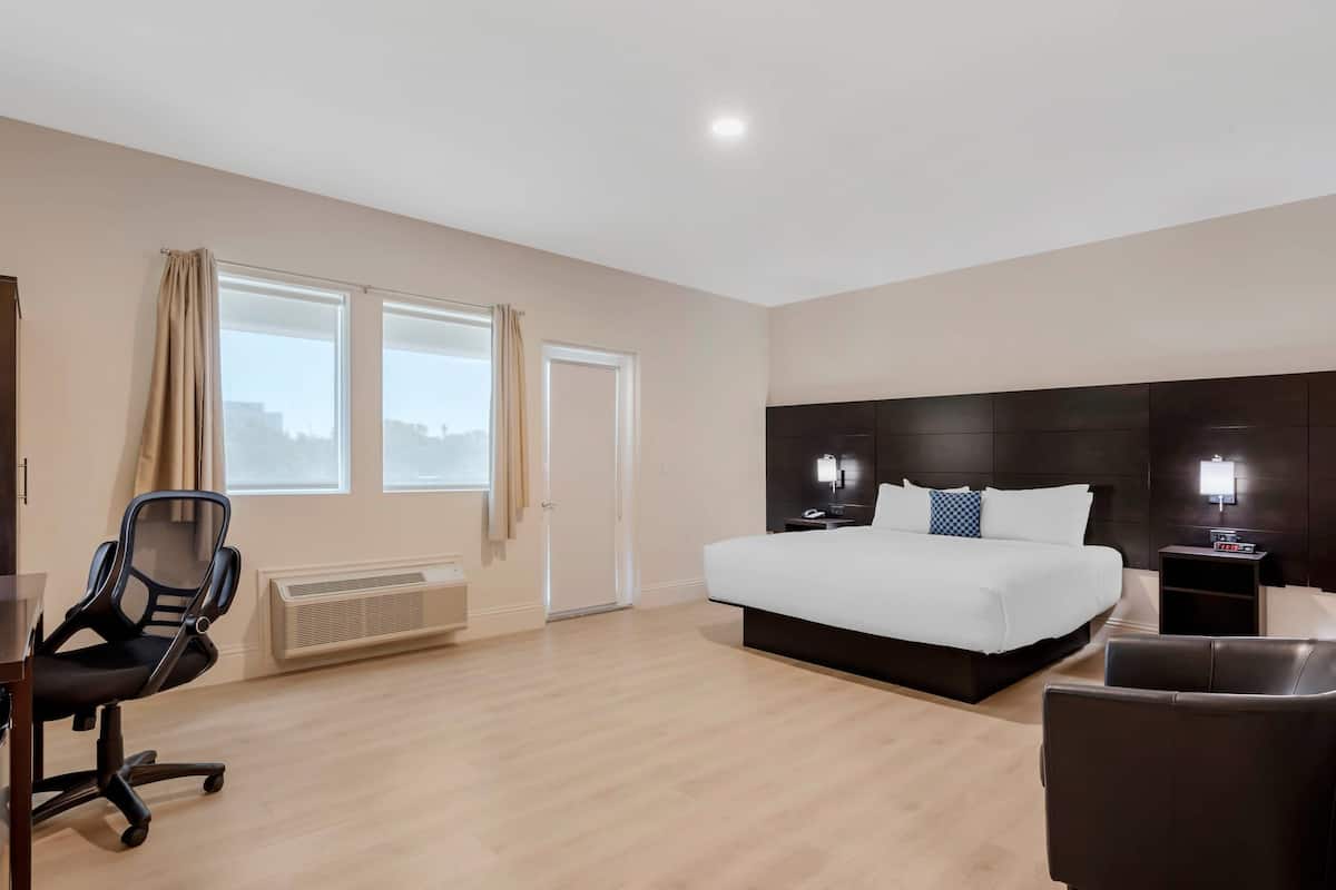 Room, 1 Katil Raja (King), pancuran mandi kerusi roda (roll-in), Non Smoking (Balcony) | Peralatan tempat tidur premium, gebar bulu kapas, tilam berlapik, meja