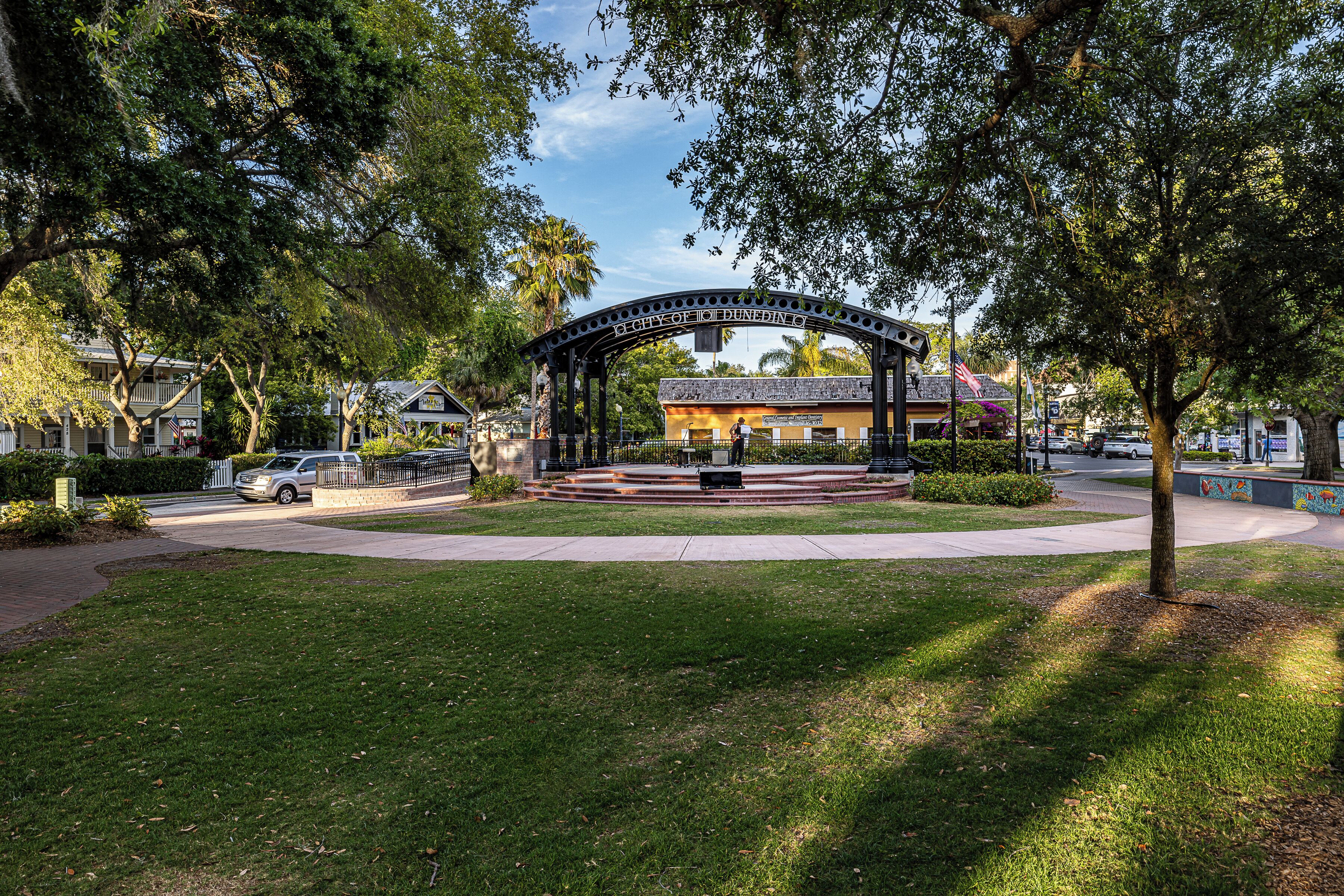Ein Park mit einem Gazebo, einem Brunnen und einem Gebäude mit dem Schild 'City of St. Augustine'.