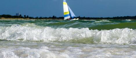 Un velero en el agua, con olas en primer plano.
