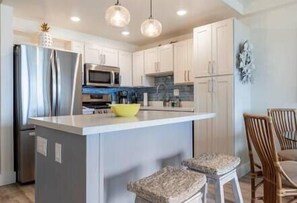 Fridge, microwave, oven, stovetop - Kihei Akahi C610 (Wailea-Makena)