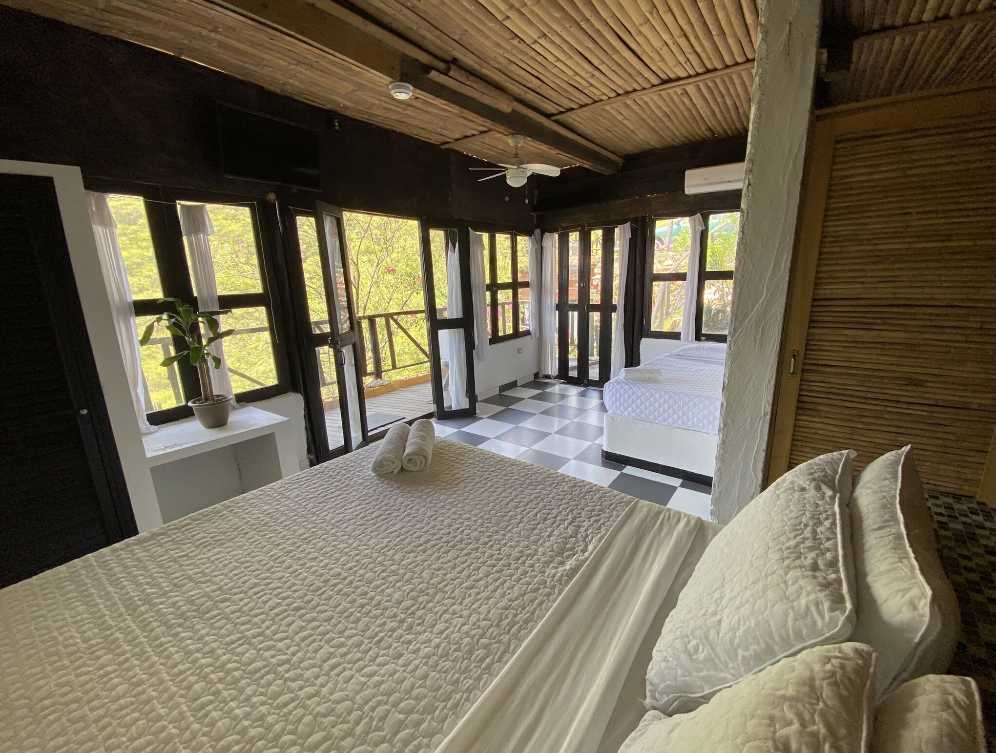 Eenvoudige driepersoonskamer | Een minibar, gratis wifi, beddengoed