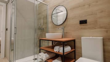 Sèche-cheveux, serviettes fournies, savon, papier toilette