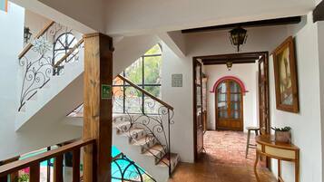 Escaleras con barandal