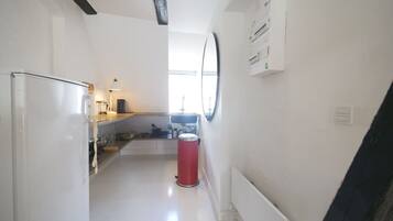 Mikrobølgeovn, brødrister, køkkentøj/tallerkener/redskaber, spisebord